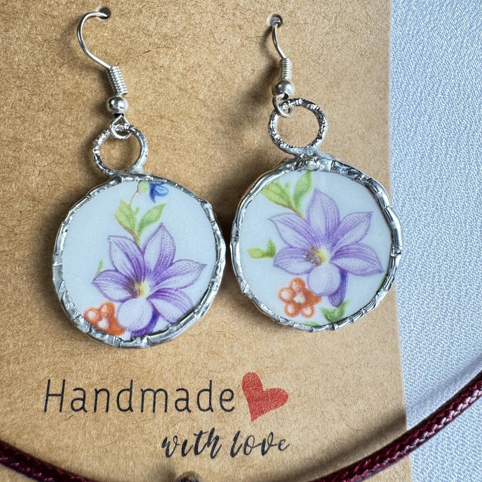 Vintage China Jewelry Set – Pendant & Earrings – Handmade Gift, featuring floral earrings framed in silver-toned bezels on a handmade card.
